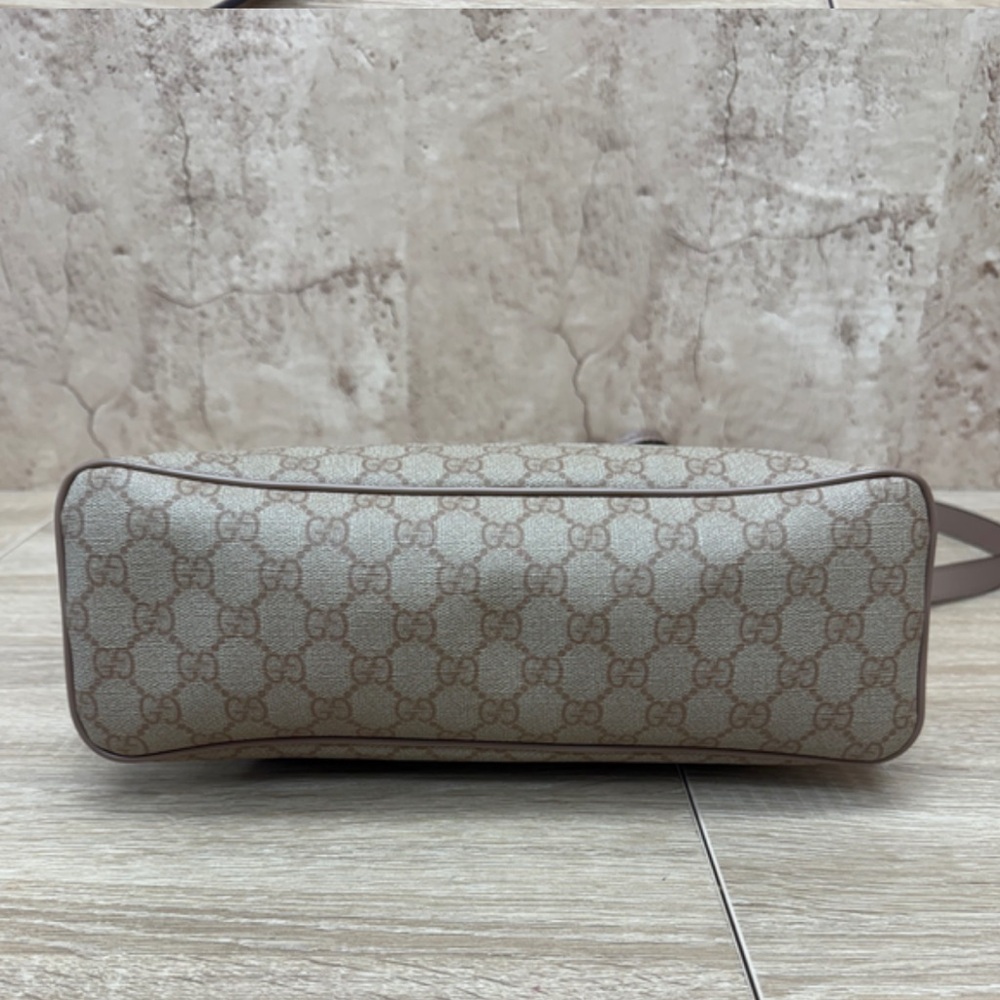 Gucci Cream Shoulder Bag with Monogram and Leather Trim - Picture 3 of 9